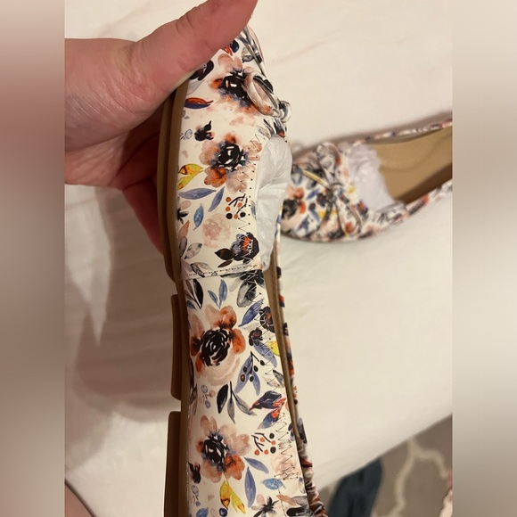 Easy Spirit Flower Flats - Picture 4 of 8